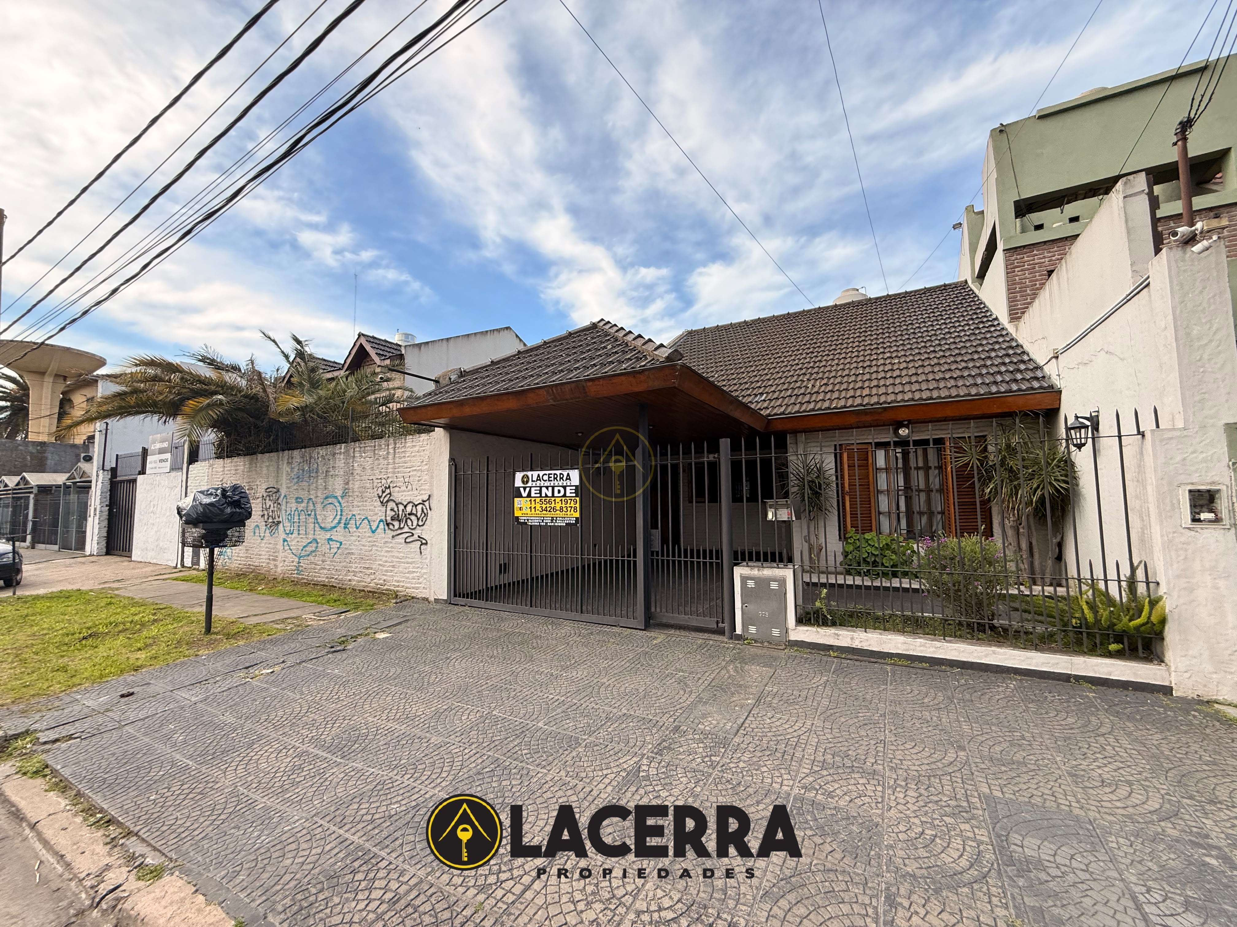 Casa 6 Ambientes doble lote con garaje y quincho.