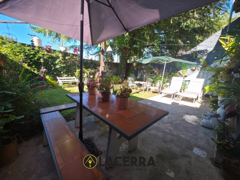 Hermosa casa de 2 plantas con jardín, cochera 3 autos y 3 dormitorios