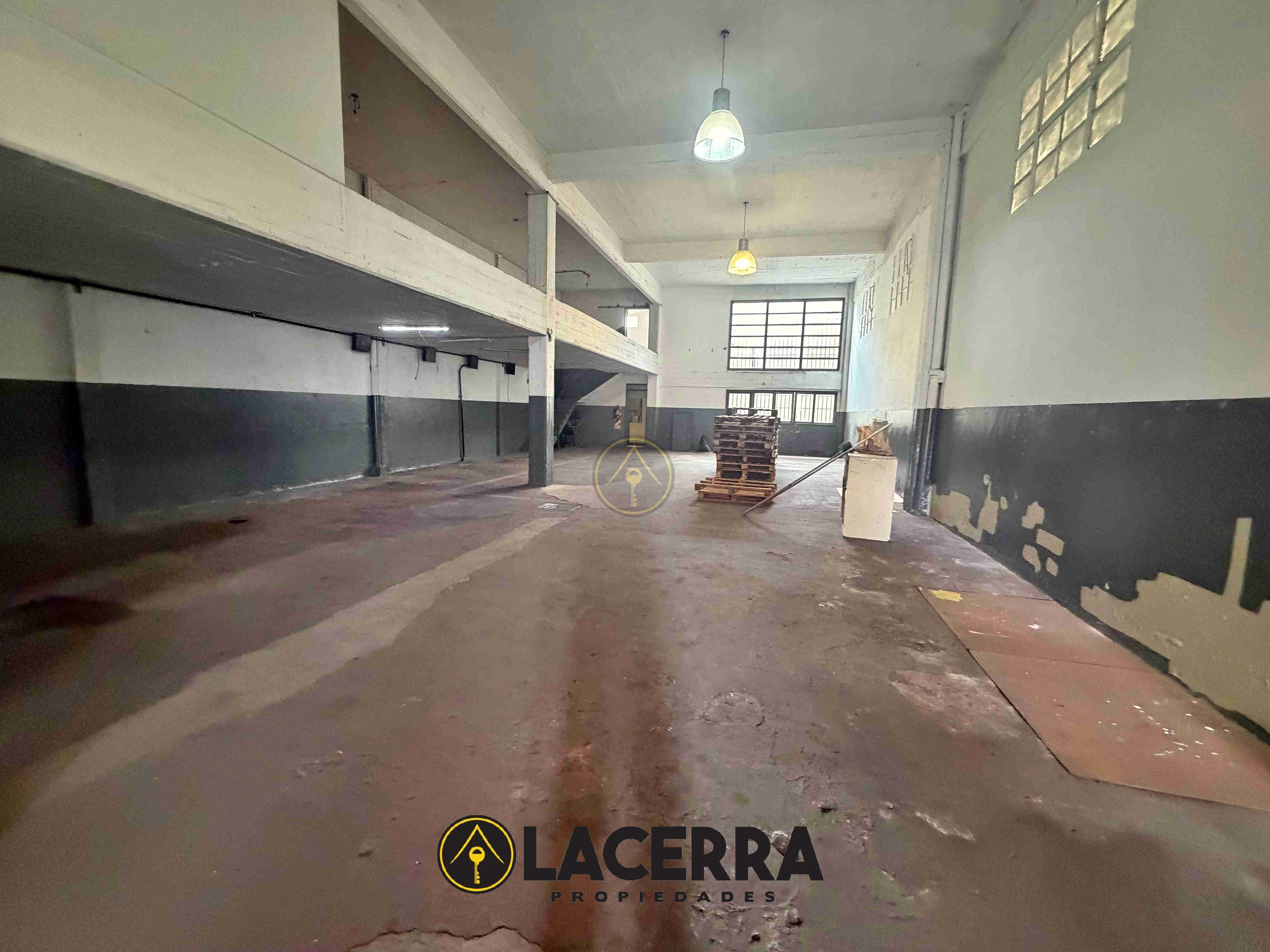 Galpon en Alquiler — Sarmiento al 7400