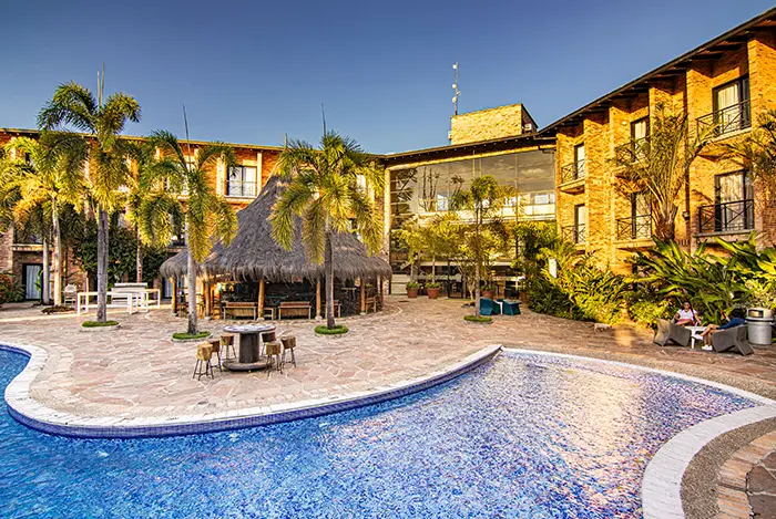 Piscina y Áreas de descanso