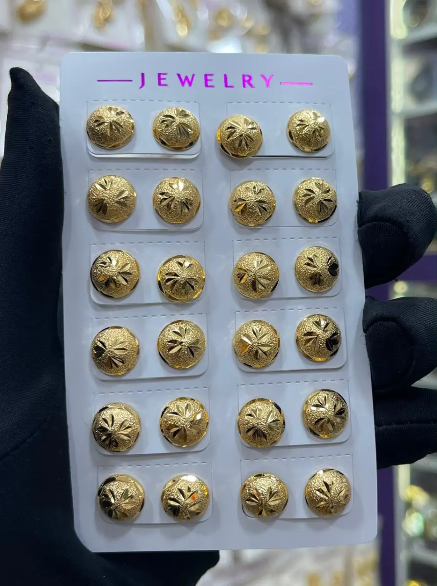 Stud earrings 