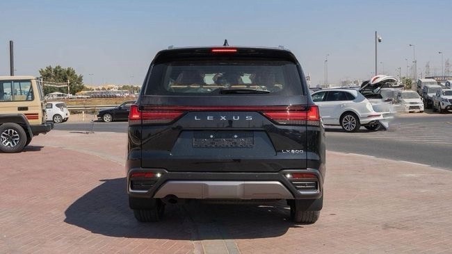 لكزس LX 600 دفع رباعي أسود مع جنوط ألمنيوم ودرج جانبي