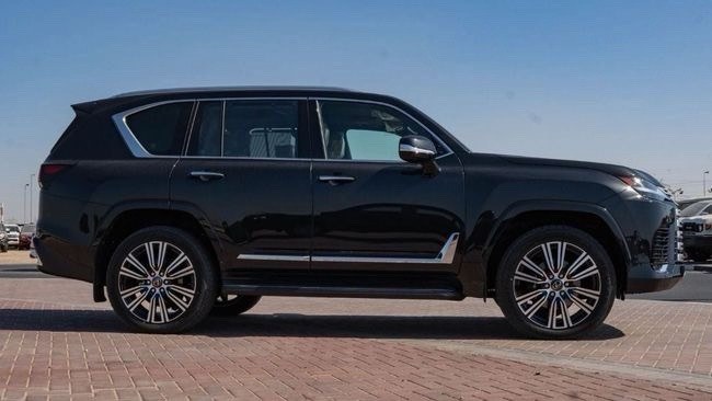 لكزس LX 600 دفع رباعي أسود مع جنوط ألمنيوم ودرج جانبي