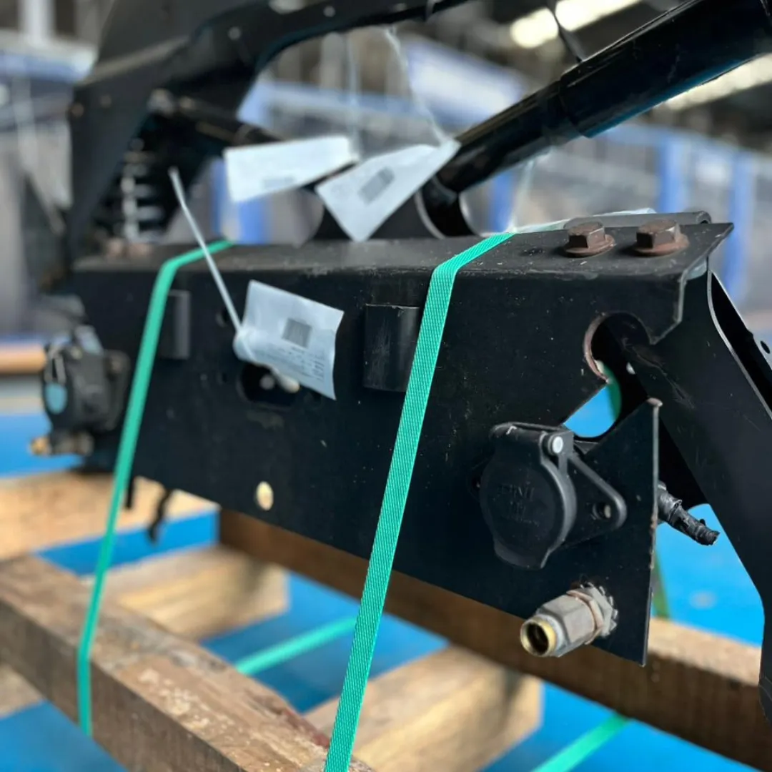 SUPORTE TRASEIRO CABINA MB AXOR 1933 4