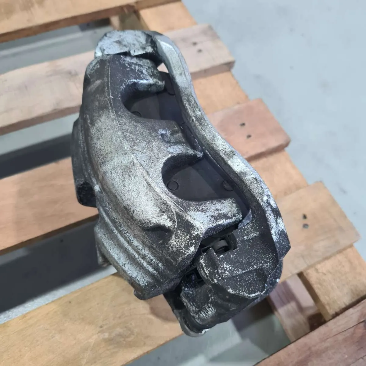 Pinça de Freio Dianteiro VW Delivery 2