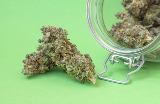 What is the role of keywords in optimizing a dispensary website?