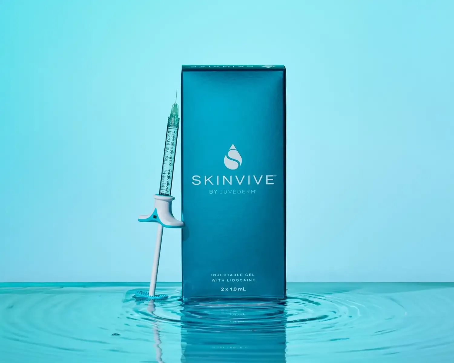 Envase azul de SkinVive junto a una jeringa sobre un fondo de agua