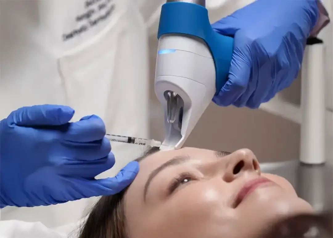 Dispositivo TargetCool sostenido por una persona con guantes azules.