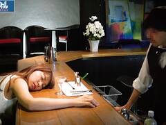 東京銀座BARオーナー盗撮動画 知らずに入店したら姦られる… 昏睡BAR2 モデル・タレント級美女ばかりを狙ったバーテンダーのカクテルには睡眠薬が混入されていた!