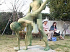 裸で銅像になりきって街角羞恥露出
