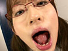 大沢美加が大量ザーメンを笑顔でゴックンしちゃいます。