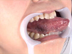 すけべ舌の表裏 垂れる唾液
