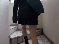 階段女子校生 生足の女子校生が階段をのぼってるときのふとももとパンチラが好きすぎる 編