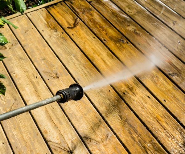 What cleaning methods does Bundaberg Pressure Cleaning use for roofs?