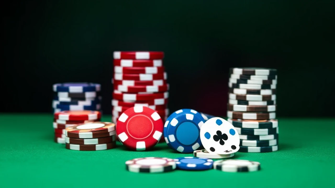 Mastering the Art of Bluffing in Online Casino Poker Games