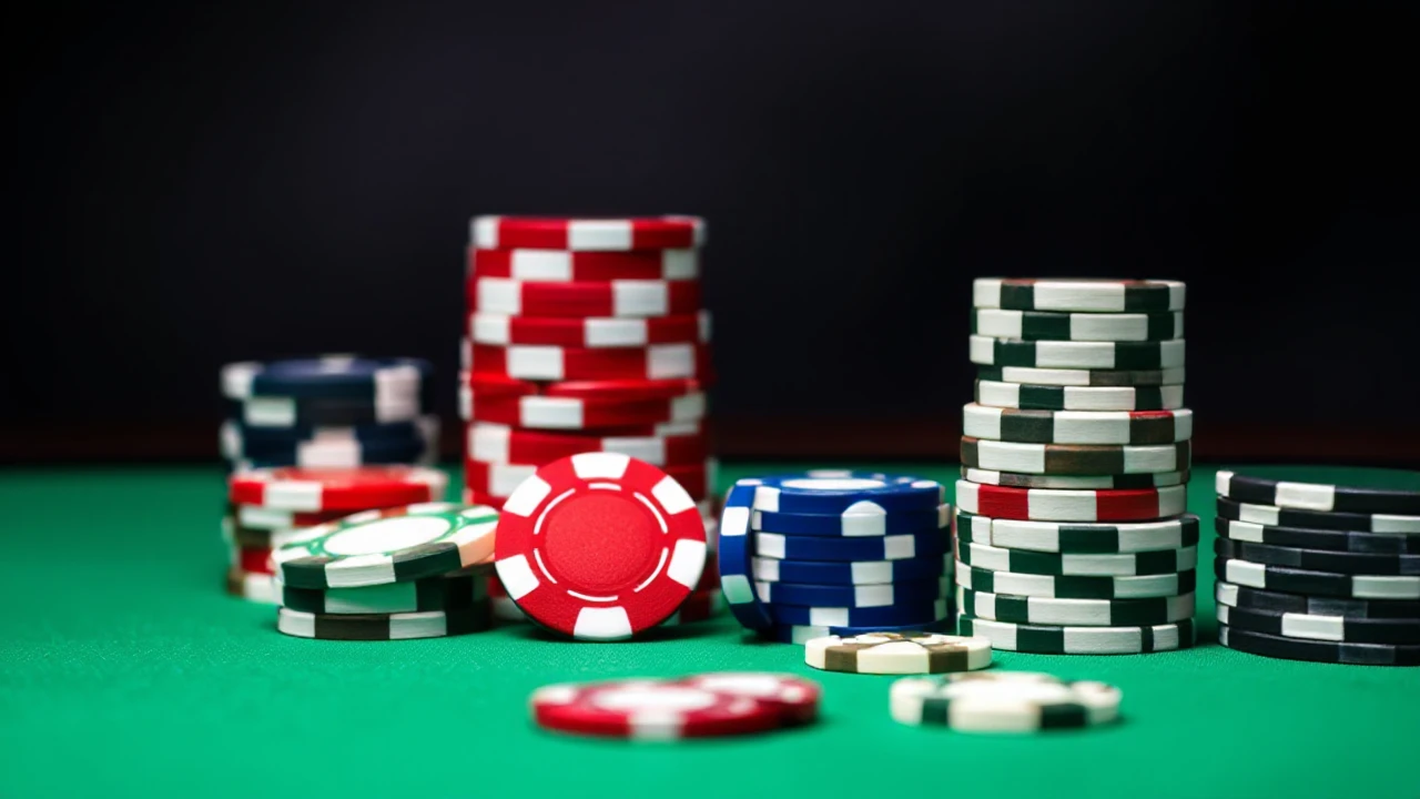 Learning the Art of Playing Poker Professionally at the Casino