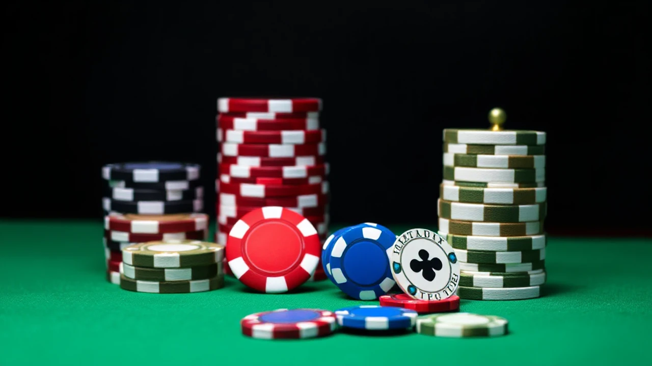 Perfecting the Art of Deception in Internet Casino Poker Games