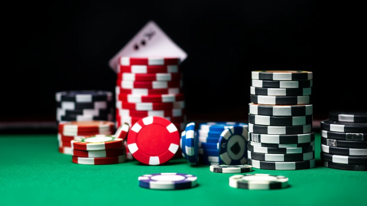 The Art of Bluffing in Casino Poker Games
