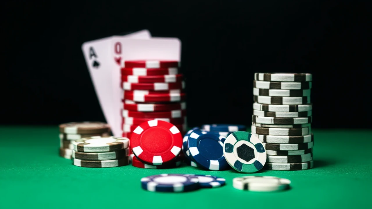 Becoming a Master at the Art of Poker Bluffing