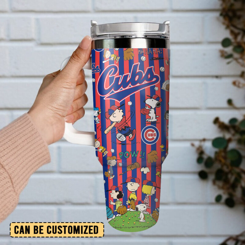 Chicago Cubs x Peanuts MLB Sports Custom Stanley Quencher 40oz Stainless Steel Tumbler With Handle - Threewoofs - Image 4