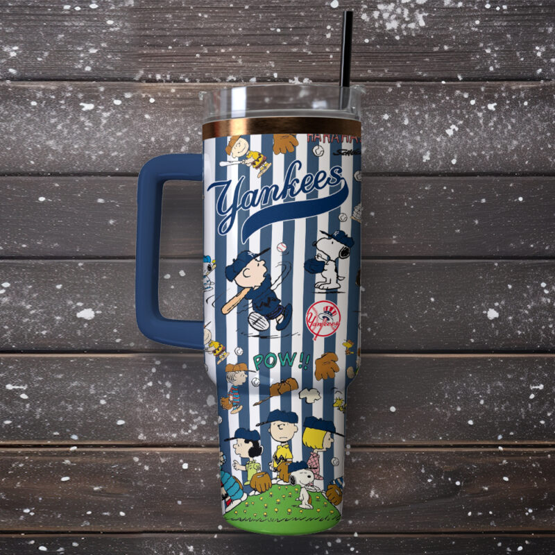 New York Yankees x Peanuts MLB Sports Custom Stanley Quencher 40oz Stainless Steel Tumbler With Handle - Threewoofs - Image 3