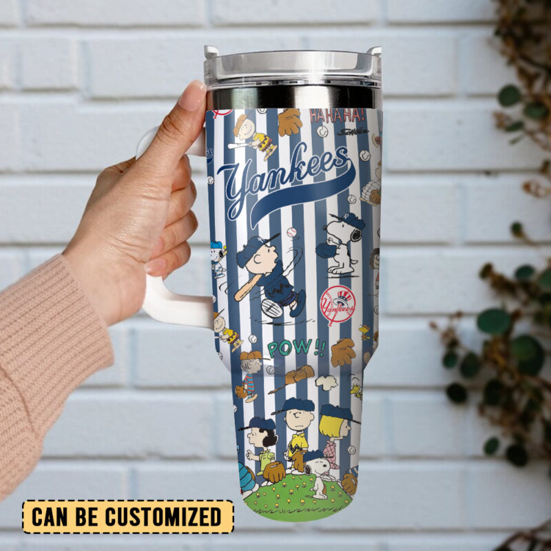 New York Yankees x Peanuts MLB Sports Custom Stanley Quencher 40oz Stainless Steel Tumbler With Handle - Threewoofs - Image 4