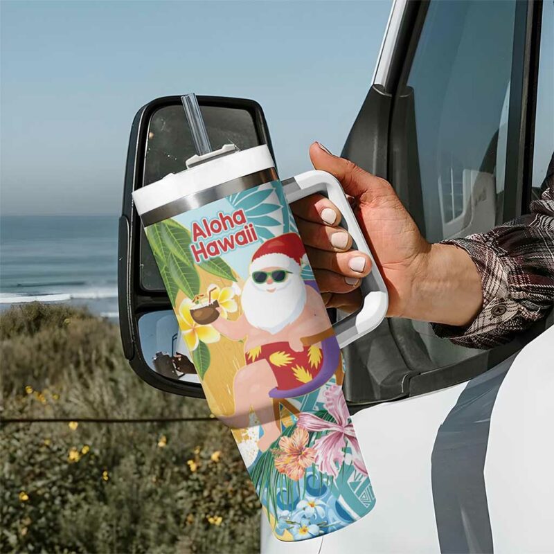Aloha Hawaii Mele Kalikimaka Chilling Santa With Pineapple Polynesian Custom Stanley Quencher 40oz Stainless Steel Tumbler With Handle - Threewoofs - Image 7