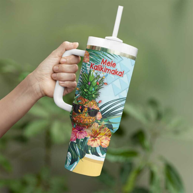 Aloha Hawaii Mele Kalikimaka Chilling Santa With Pineapple Polynesian Custom Stanley Quencher 40oz Stainless Steel Tumbler With Handle - Threewoofs - Image 3