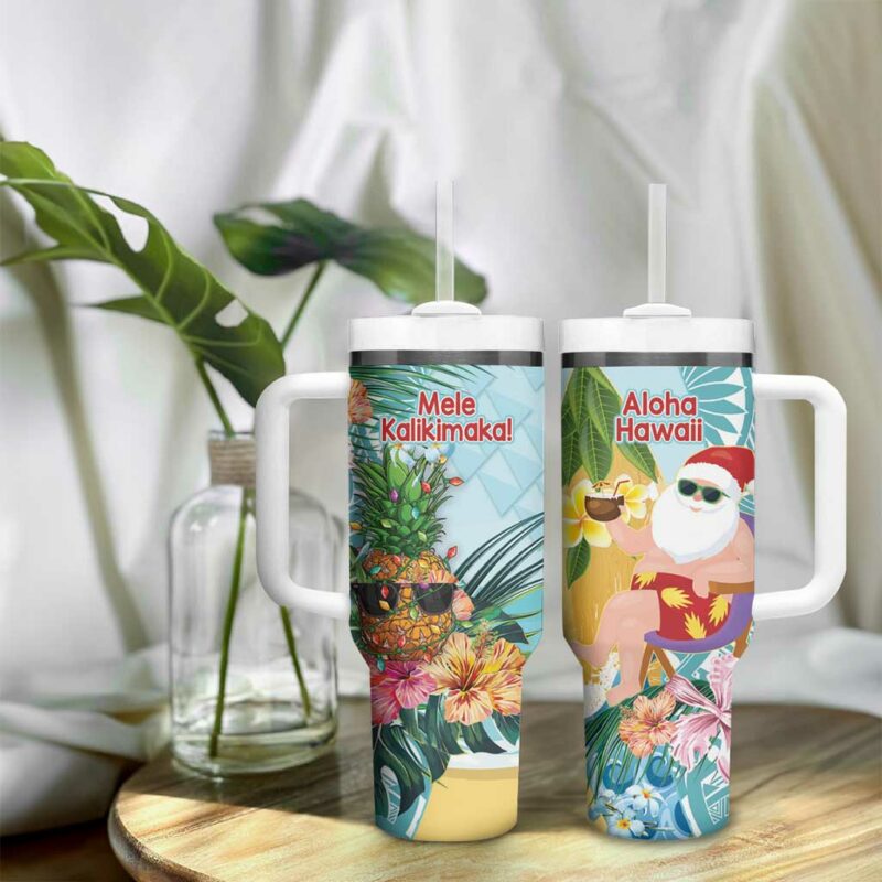 Aloha Hawaii Mele Kalikimaka Chilling Santa With Pineapple Polynesian Custom Stanley Quencher 40oz Stainless Steel Tumbler With Handle - Threewoofs - Image 9