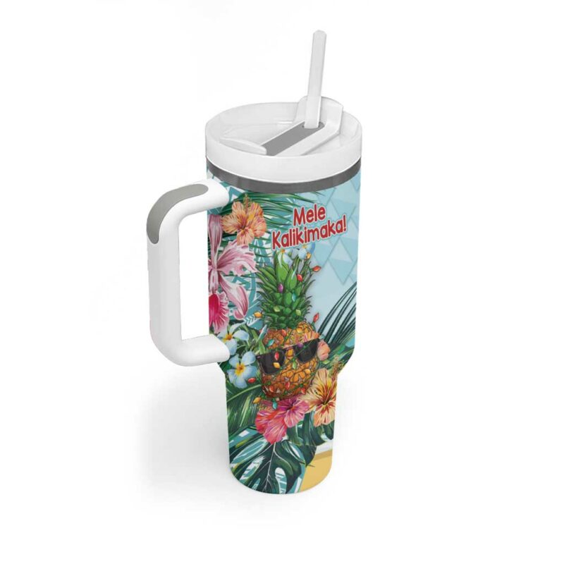 Aloha Hawaii Mele Kalikimaka Chilling Santa With Pineapple Polynesian Custom Stanley Quencher 40oz Stainless Steel Tumbler With Handle - Threewoofs - Image 2
