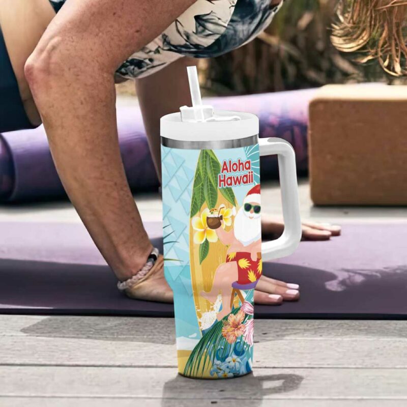 Aloha Hawaii Mele Kalikimaka Chilling Santa With Pineapple Polynesian Custom Stanley Quencher 40oz Stainless Steel Tumbler With Handle - Threewoofs - Image 6