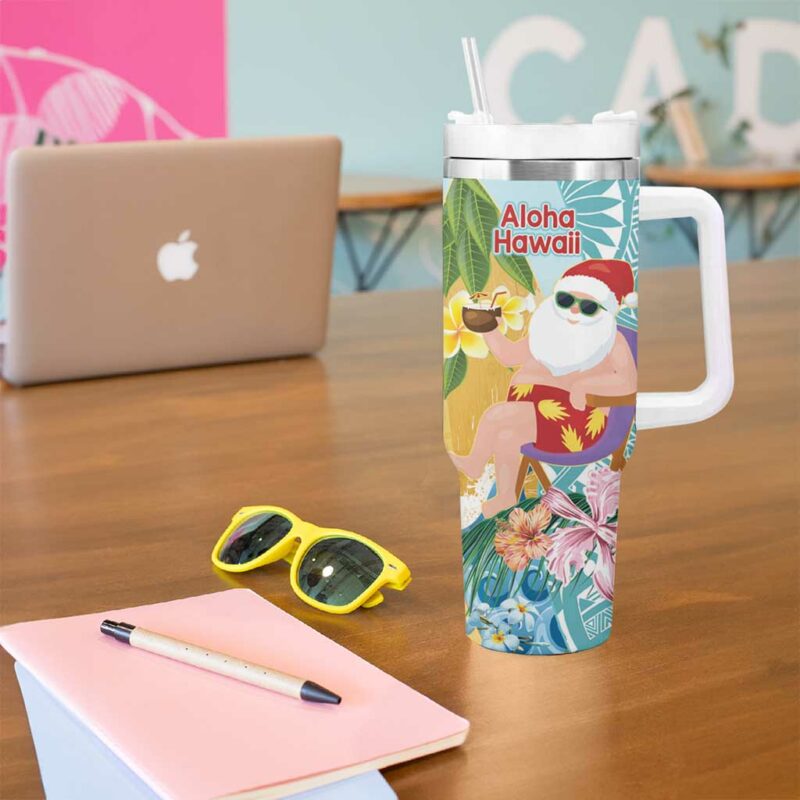 Aloha Hawaii Mele Kalikimaka Chilling Santa With Pineapple Polynesian Custom Stanley Quencher 40oz Stainless Steel Tumbler With Handle - Threewoofs - Image 5