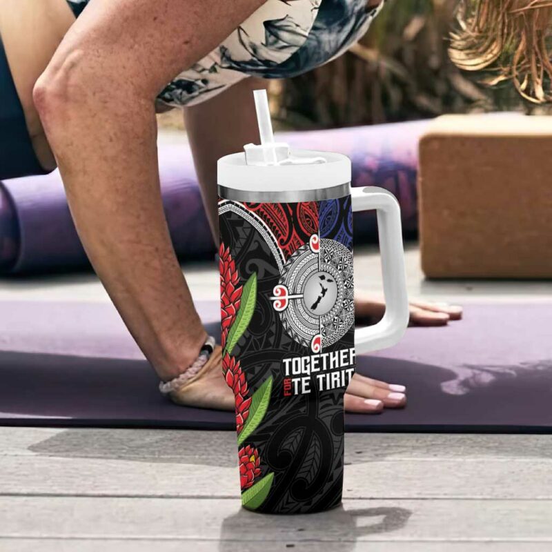 Aotearoa and Samoa Mo Te Tiriti Tangata Moana Stand with Tangata Whenua Custom Stanley Quencher 40oz Stainless Steel Tumbler With Handle - Threewoofs - Image 6