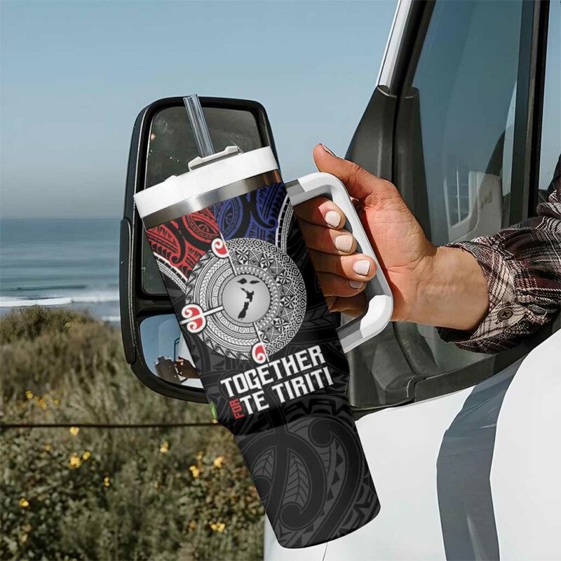 Aotearoa and Samoa Mo Te Tiriti Tangata Moana Stand with Tangata Whenua Custom Stanley Quencher 40oz Stainless Steel Tumbler With Handle - Threewoofs - Image 7