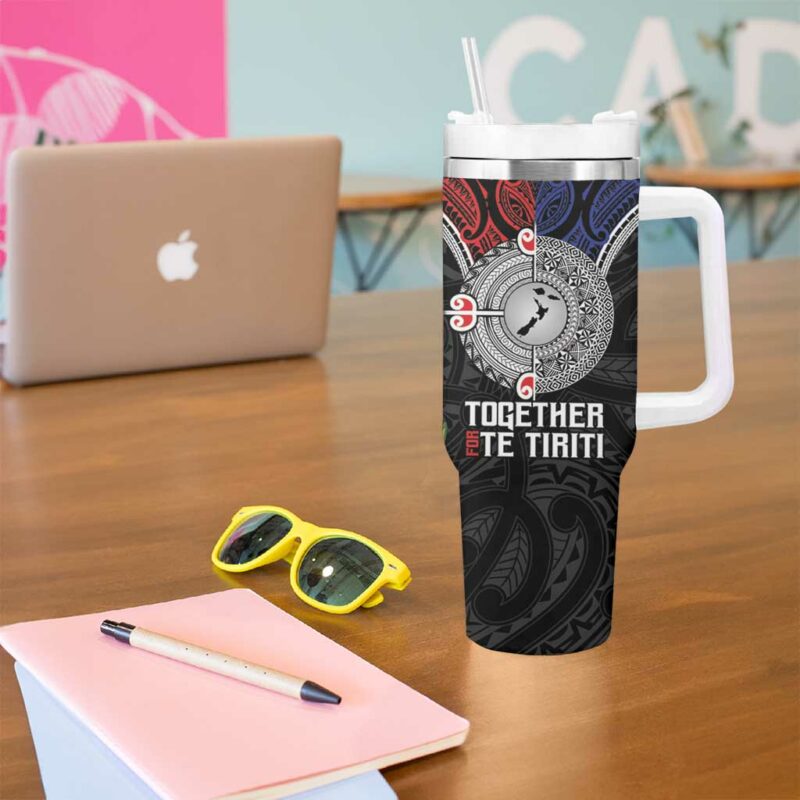 Aotearoa and Samoa Mo Te Tiriti Tangata Moana Stand with Tangata Whenua Custom Stanley Quencher 40oz Stainless Steel Tumbler With Handle - Threewoofs - Image 5