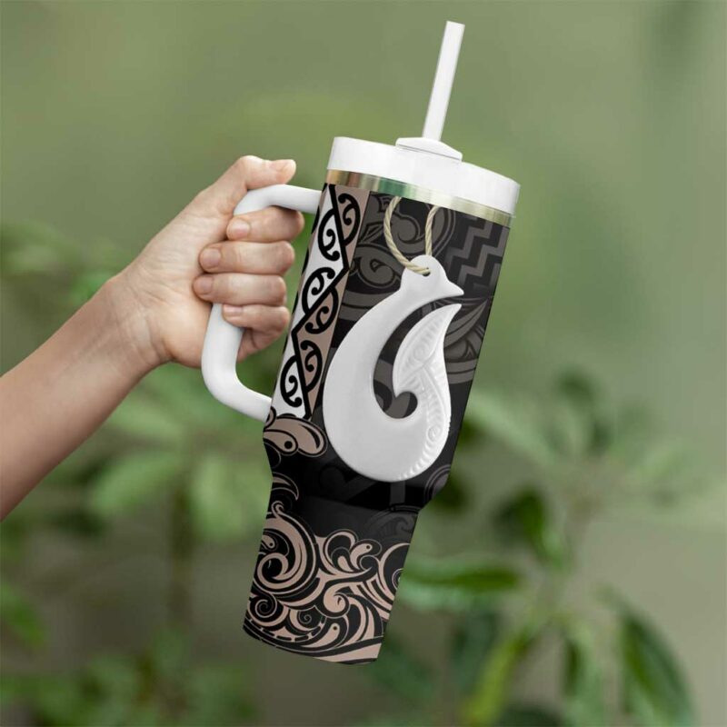 Aotearoa Hei Matau Haka Kiwi Mix Maori Mangopare Custom Stanley Quencher 40oz Stainless Steel Tumbler With Handle - Threewoofs - Image 3