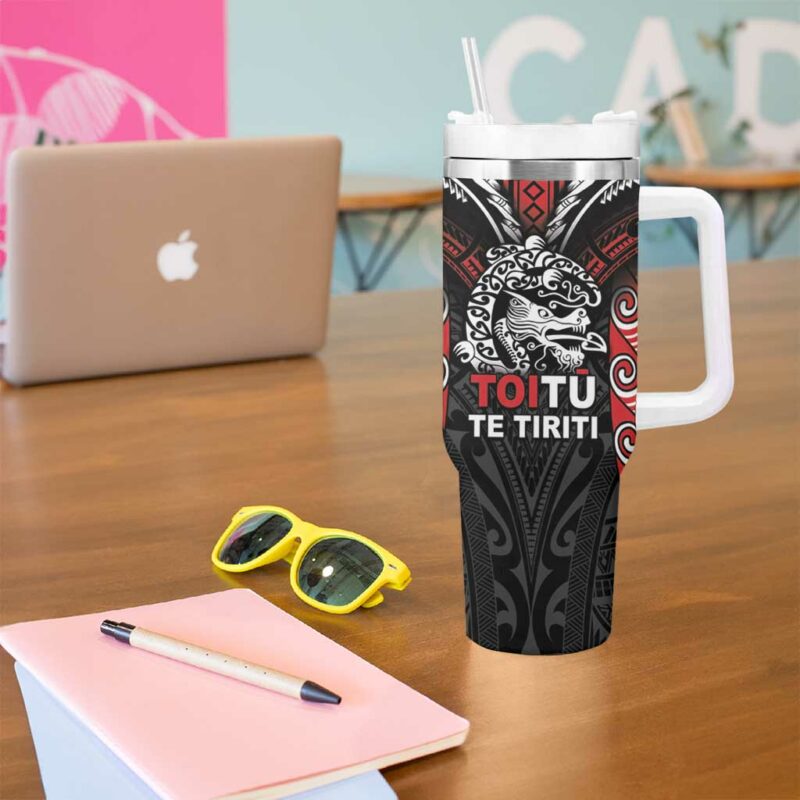 Aotearoa Mana Maori Toitu Te Tiriti Custom Stanley Quencher 40oz Stainless Steel Tumbler With Handle - Threewoofs - Image 5