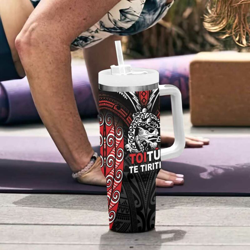 Aotearoa Mana Maori Toitu Te Tiriti Custom Stanley Quencher 40oz Stainless Steel Tumbler With Handle - Threewoofs - Image 6