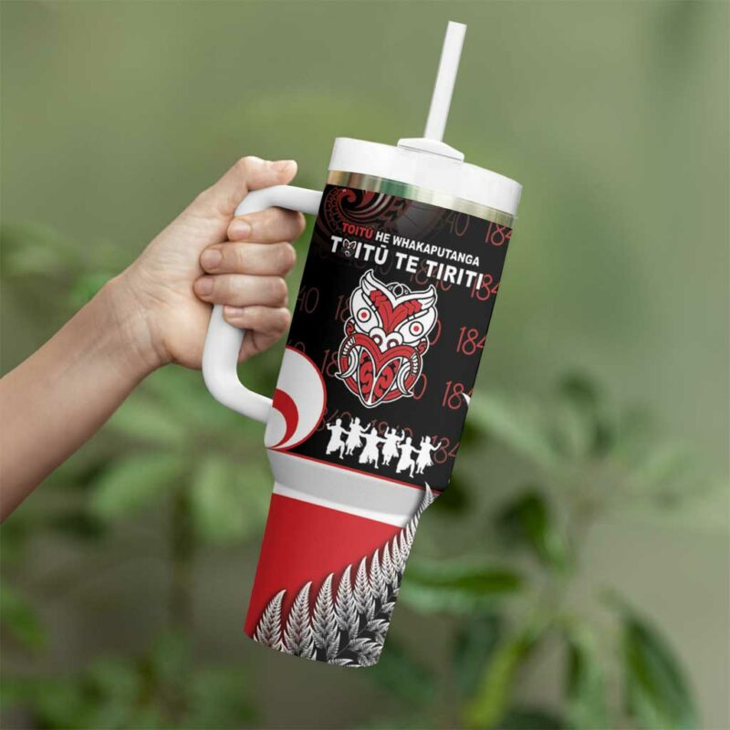 Aotearoa Toitu He Whakaputanga Toitu Te Tiriti O Waitangi Custom Stanley Quencher 40oz Stainless Steel Tumbler With Handle - Threewoofs - Image 3