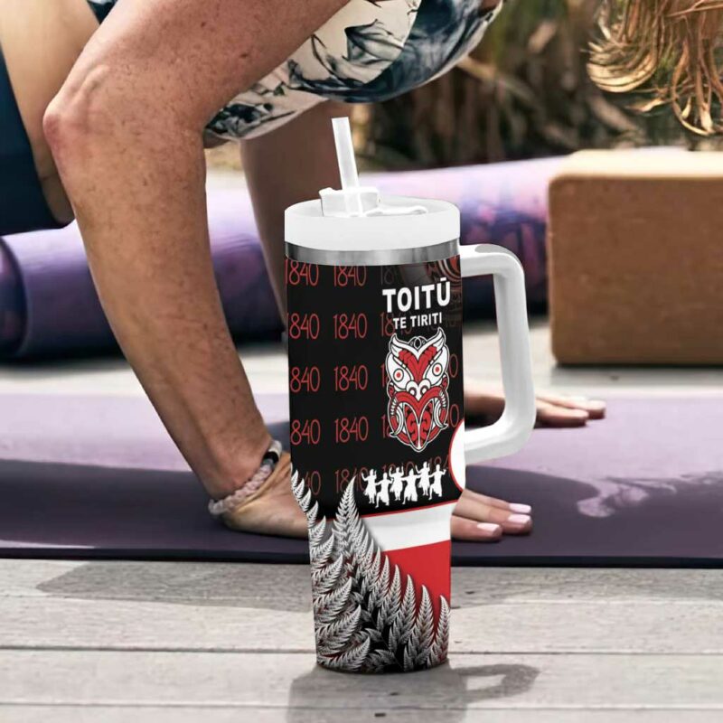 Aotearoa Toitu He Whakaputanga Toitu Te Tiriti O Waitangi Custom Stanley Quencher 40oz Stainless Steel Tumbler With Handle - Threewoofs - Image 6