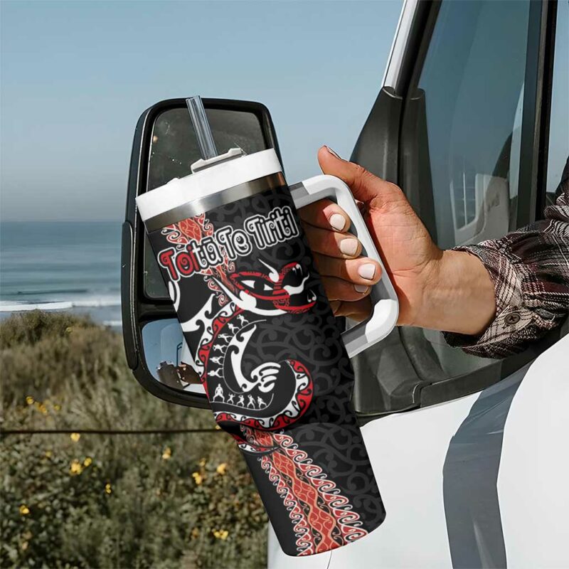 Aotearoa Toitu Te Tiriti Maori Taniwha Haka Honour the Treaty Custom Stanley Quencher 40oz Stainless Steel Tumbler With Handle - Threewoofs - Image 7
