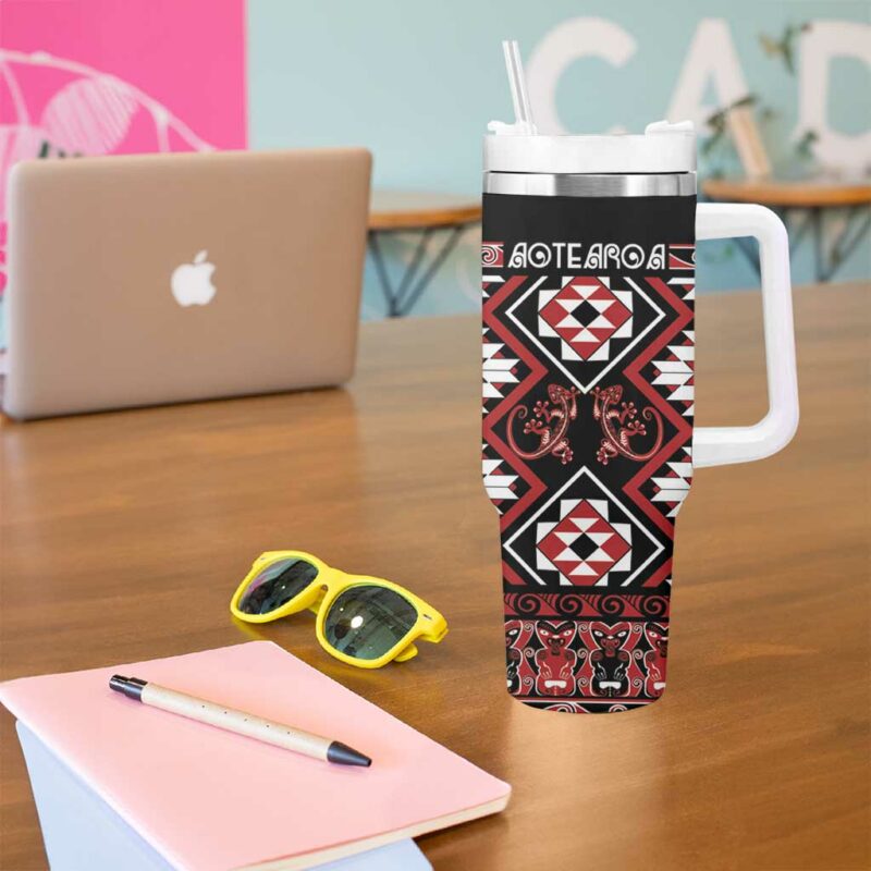 Aotearoa Waitangi Taniko Motifs Mania Gecko Custom Stanley Quencher 40oz Stainless Steel Tumbler With Handle - Threewoofs - Image 5