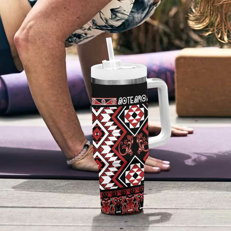 Aotearoa Waitangi Taniko Motifs Mania Gecko Custom Stanley Quencher 40oz Stainless Steel Tumbler With Handle - Threewoofs - Image 6