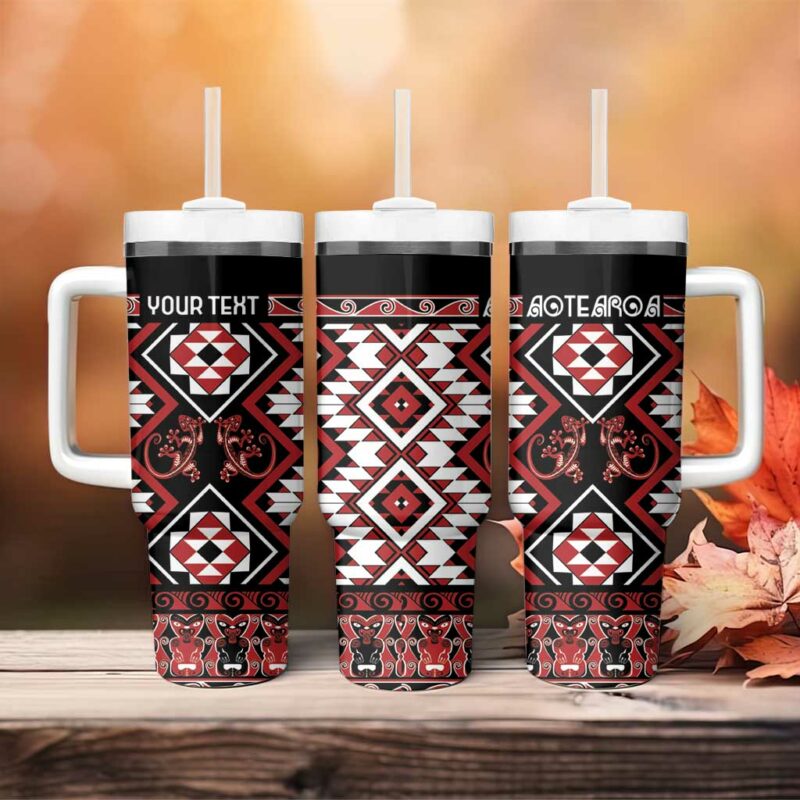 Aotearoa Waitangi Taniko Motifs Mania Gecko Custom Stanley Quencher 40oz Stainless Steel Tumbler With Handle - Threewoofs - Image 4
