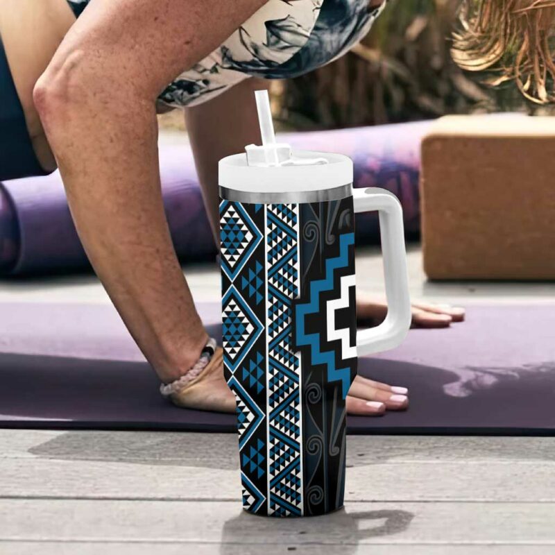 Azure Tukutuku Pattern Aotearoa Niho Taniwha and Puhoro Motifs Custom Stanley Quencher 40oz Stainless Steel Tumbler With Handle - Threewoofs - Image 6