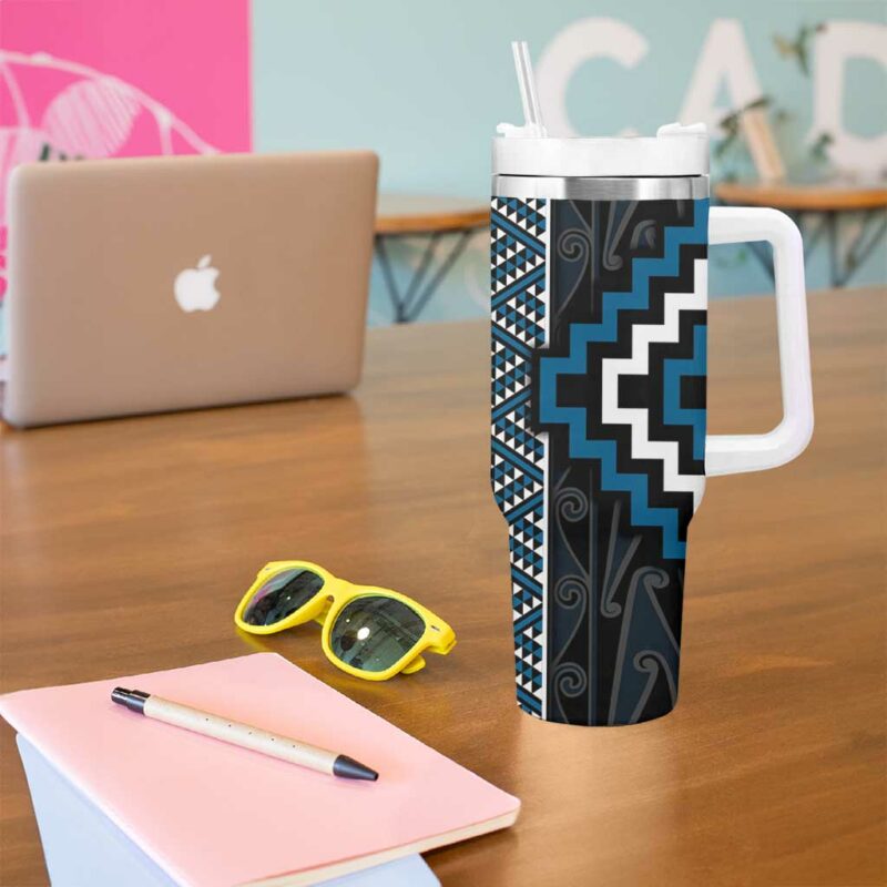 Azure Tukutuku Pattern Aotearoa Niho Taniwha and Puhoro Motifs Custom Stanley Quencher 40oz Stainless Steel Tumbler With Handle - Threewoofs - Image 5