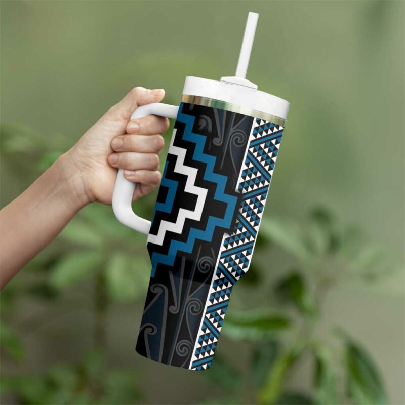 Azure Tukutuku Pattern Aotearoa Niho Taniwha and Puhoro Motifs Custom Stanley Quencher 40oz Stainless Steel Tumbler With Handle - Threewoofs - Image 4