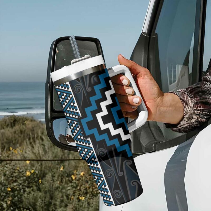 Azure Tukutuku Pattern Aotearoa Niho Taniwha and Puhoro Motifs Custom Stanley Quencher 40oz Stainless Steel Tumbler With Handle - Threewoofs - Image 7