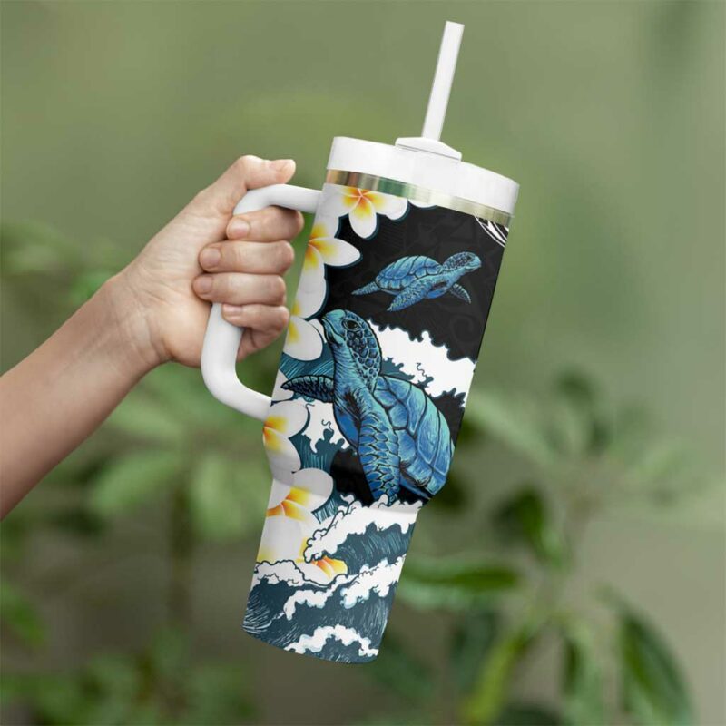Black Polynesia Polynesian Frangipani With Sea Turtles Custom Stanley Quencher 40oz Stainless Steel Tumbler With Handle - Threewoofs - Image 3