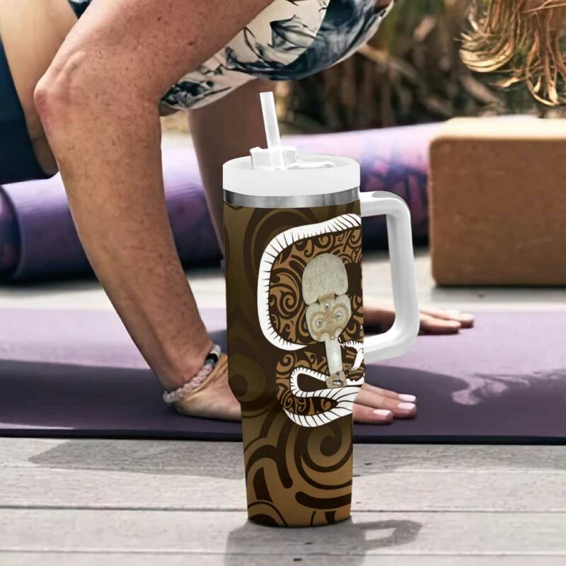 Gold New Zealand Eel Aotearoa Maori Tuna With Kotiate Weapon Custom Stanley Quencher 40oz Stainless Steel Tumbler With Handle - Threewoofs - Image 6